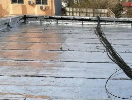 南昌卫生间漏水维修公司分享下南昌屋面楼顶防水刚性防水层施工要点。